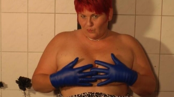 Spiel mit Lederhandschuhen