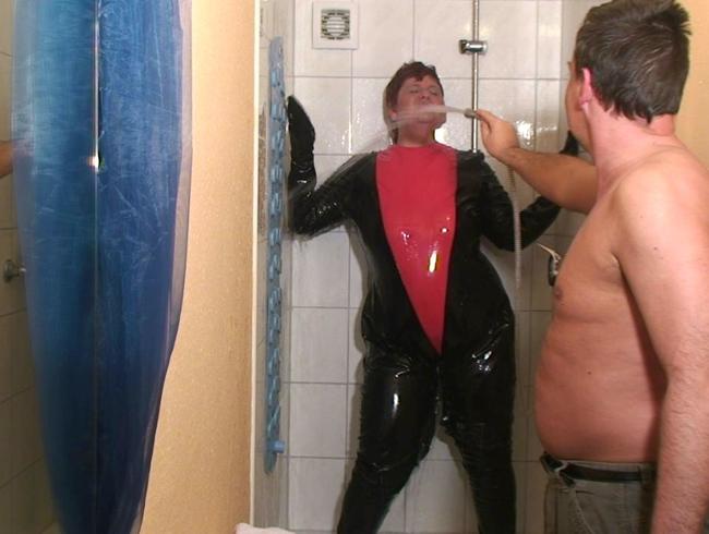 Strafaktion im Lackanzug