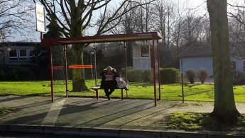 Titten zeigen an der Bushalte