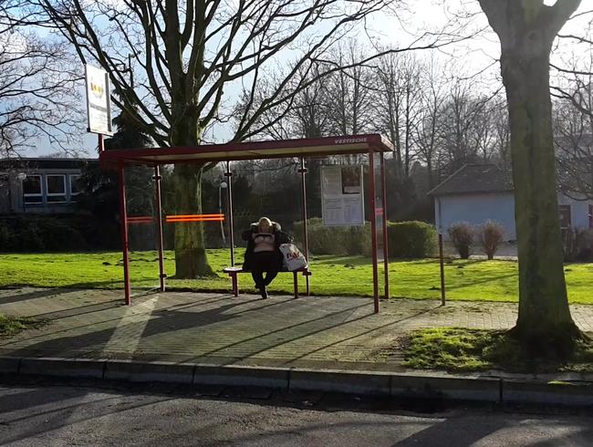 Titten zeigen an der Bushalte