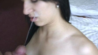 Tramperin ins Maul gewichst !