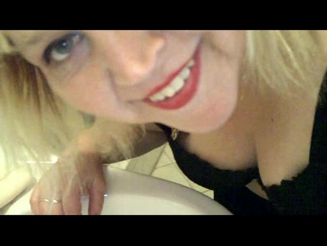 Übers Waschbecken ins Maul gepinkelt