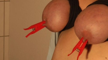 Und wieder auf meine dicken Titten :)