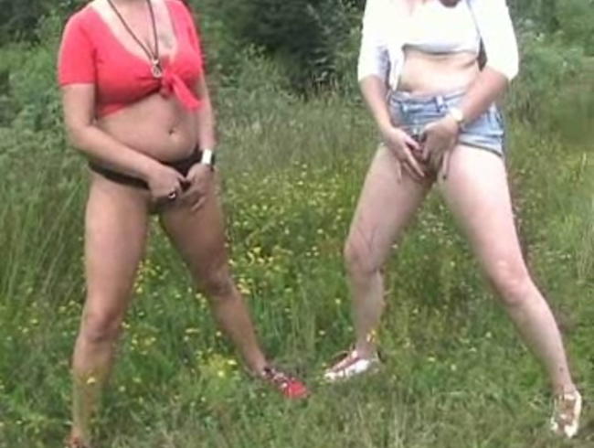 ********** Weiber pissen in den Wald