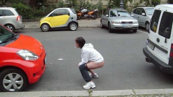 Zwischen den Autos gepisst