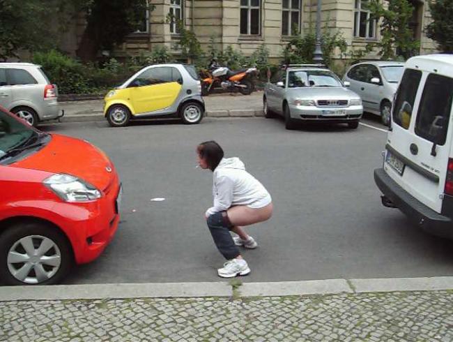 Zwischen den Autos gepisst