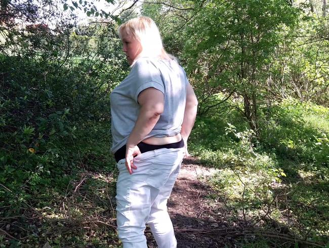 abpissen mit Furz im Wald