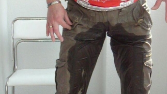 auf den Balkon eingepissst