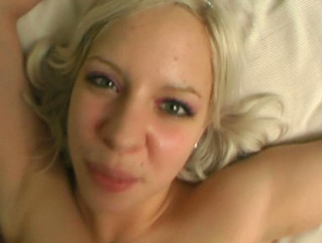 breitbeinig zum Orgasmus gefickt