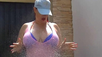 deine wasserscheue Nachbarin