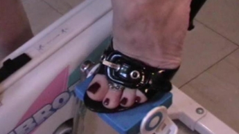 die herrin beim bein und fusstraining auf dem fahrrad