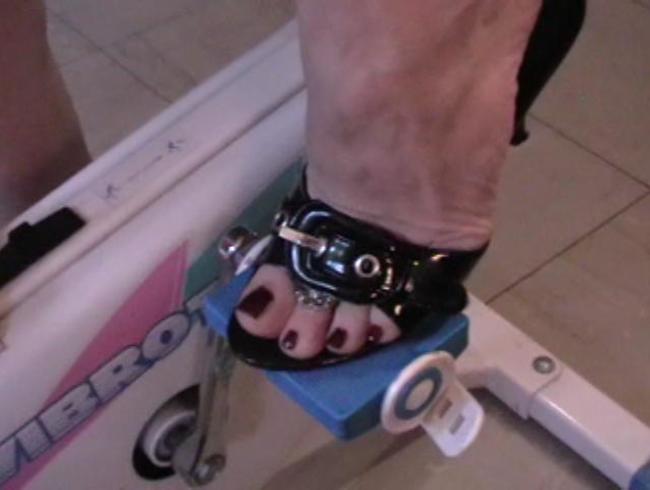 die herrin beim bein und fusstraining auf dem fahrrad