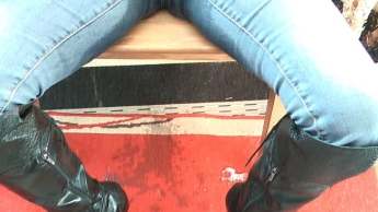 die wichse von den stiefeln pissen