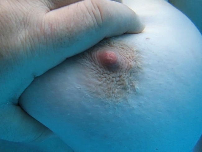 er kommte seine Finger nicht bei lassen  – Nippelspiel