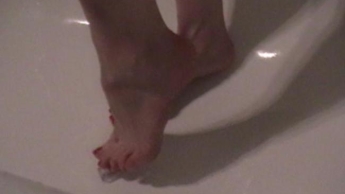 foot rubbing in der badewanne