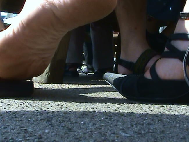 füsseln untern tisch am hafen…..