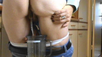 in der küche in nylon kittel