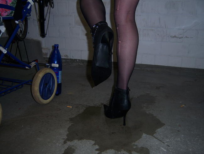 keller pissen…stiefelletten einsauen…