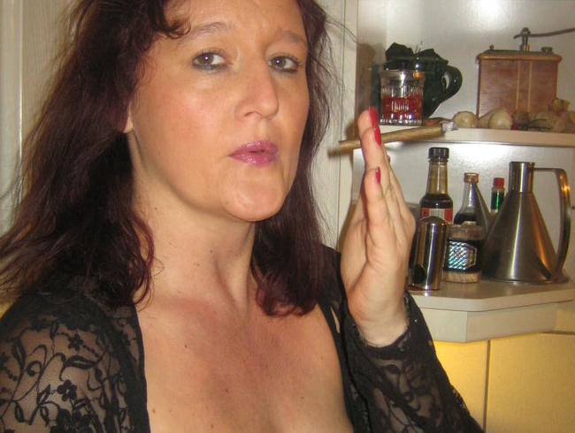 lasziv eine Zigarette geraucht