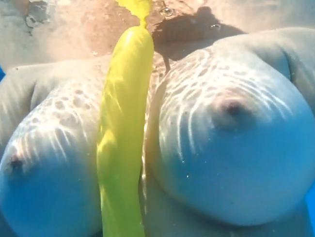nacktes Ballonmädchen im Pool 2