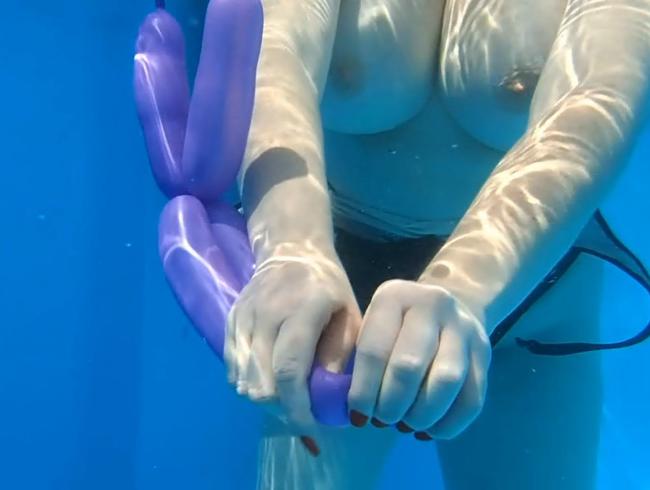 nacktes Ballonmädchen im Pool