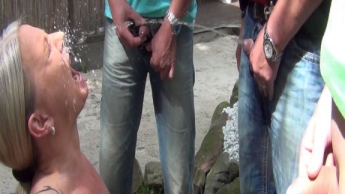 Auf der Sommerparty von 5 Kerlen vollgepisst worden!