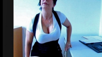 Bürotussie saugt sich die Wichse auf die Titten