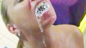 Extrem-Gurgeln mit frischer Pisse!