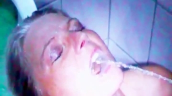 Kneipengästen als Klo-Nutte dargeboten,dabei 10 Liter Pisse gesoffen!