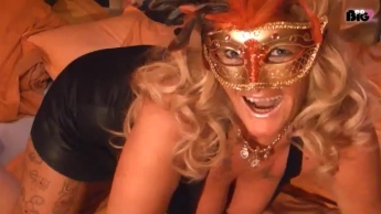 Lachgummifütterung in Muschi