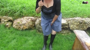 Outdoor pinkeln im Freien und in Gummistiefel