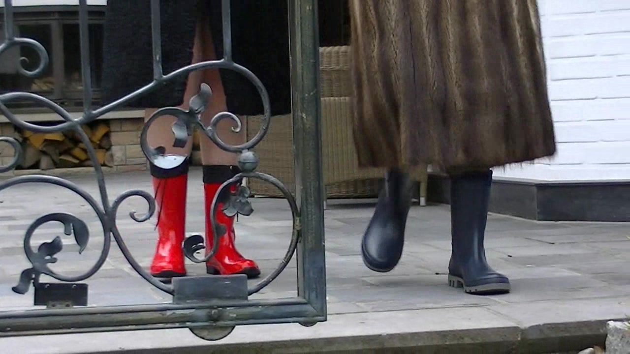 Pelzmantel und Gummistiefel