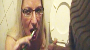 Pervers:Public im Herrenklo mit Sperma die Zähne geputzt!