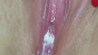 So muß eine gefickte und besamte Muschi aussehen!