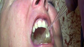 Und die nächsten beiden Schwänze die mich mit Pisse abfüllen!