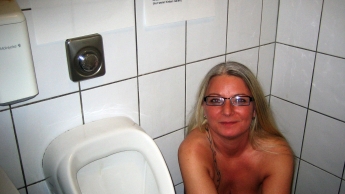 Urinal-Rosella auf dem HerrenWC in der Kneipe