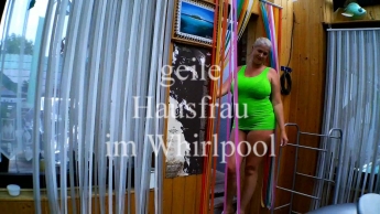 geile Hausfrau im Whirlpool