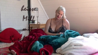 Heiße Milf mit Kuscheldecke