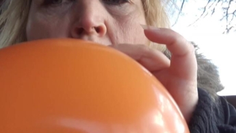 Ballon Fetisch – Blowing in the Wind