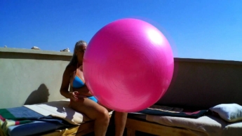 Hüpfball Action im Bikini
