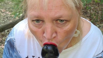 Krass – fetten Dildo ins Maul gestopft