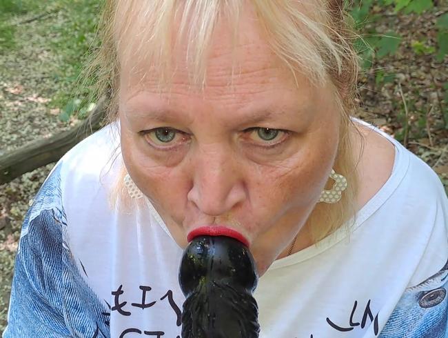 Krass – fetten Dildo ins Maul gestopft