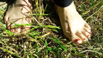 Meine Füße im trockenen Gras