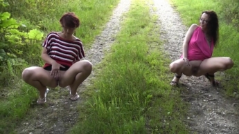 2 Girls pissen im Wald