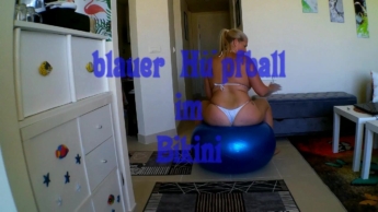 blaue Hüpfball im Bikini abgeritten