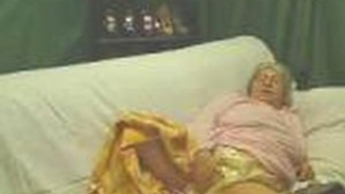 Oma bereitet ein Nickerchen vor