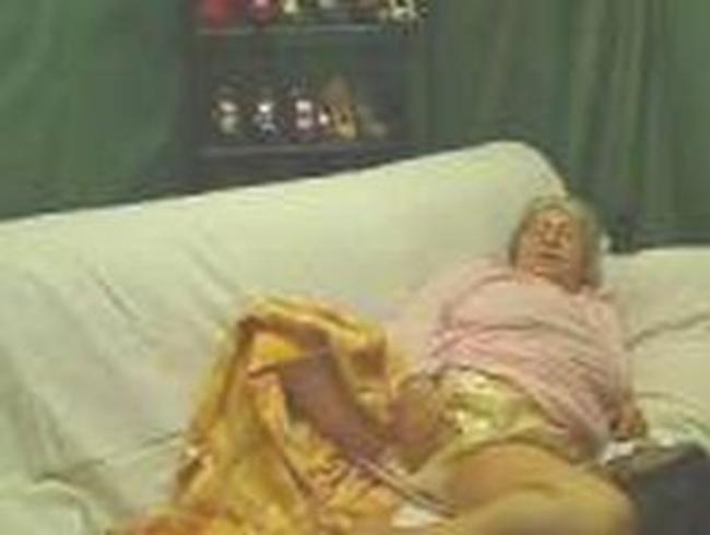 Oma bereitet ein Nickerchen vor