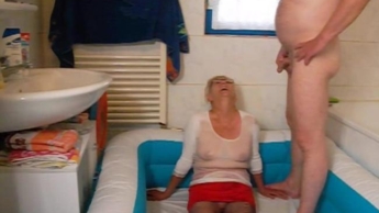 Pissen und angepisst in Kleidung